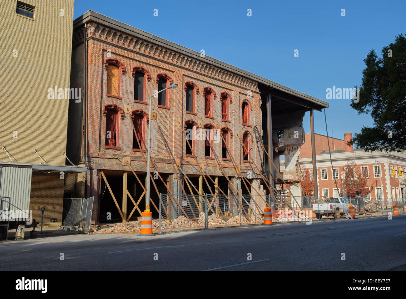 Teilweise eingestürzten Webber Gebäude in Restaurierung in der Innenstadt von Montgomery, Alabama, USA.Dec 5 2014 Stockfoto