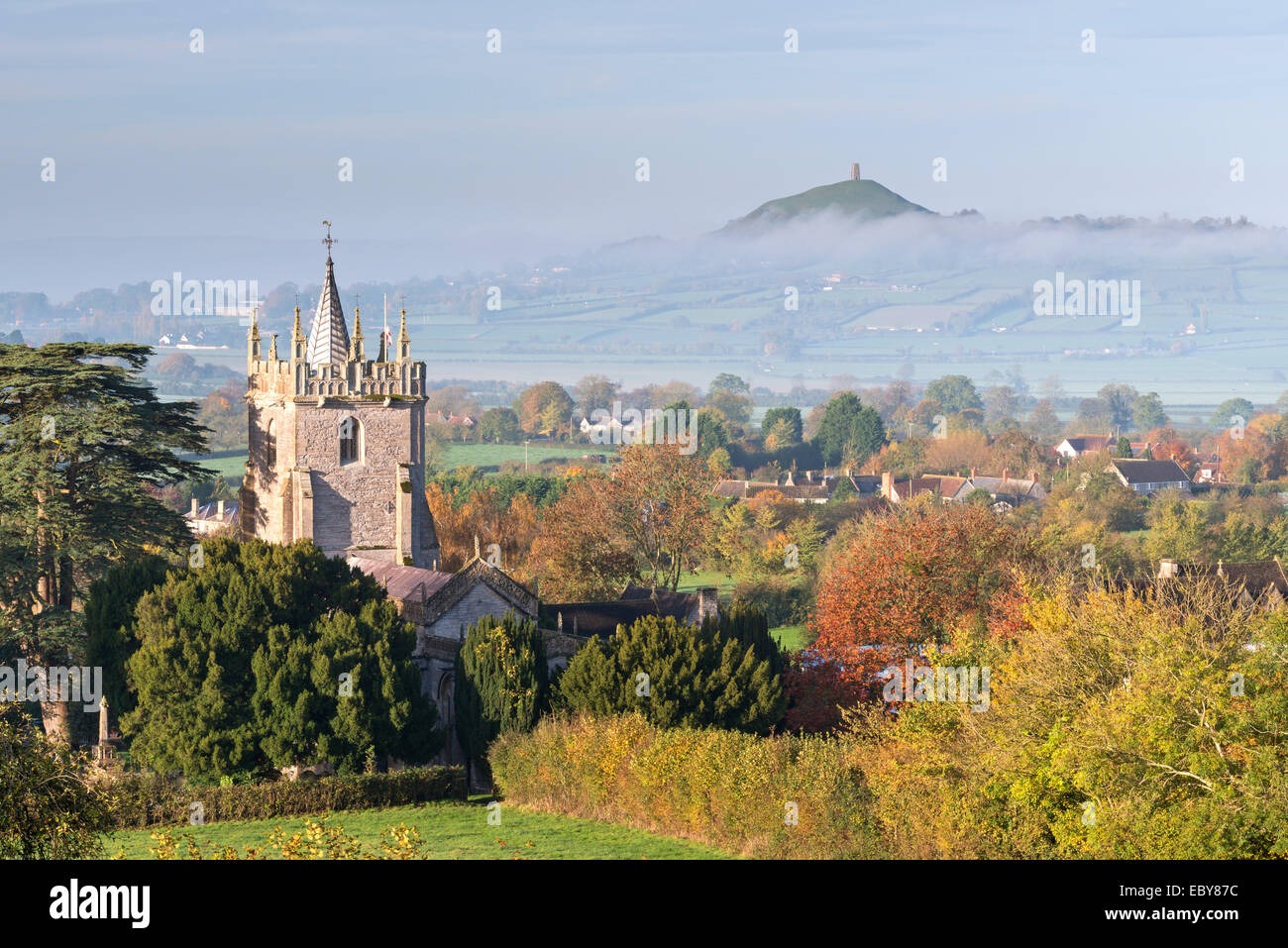 Glastonbury Tor und Westkirche Pennard an einem nebligen Herbstmorgen, Somerset, England. Herbst (November) 2013. Stockfoto