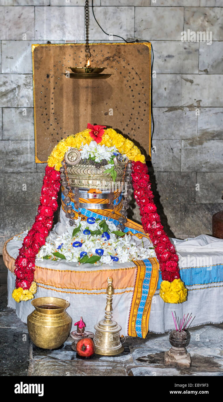 Das Suriya Shiva Lingam in seinen Schrein. Stockfoto