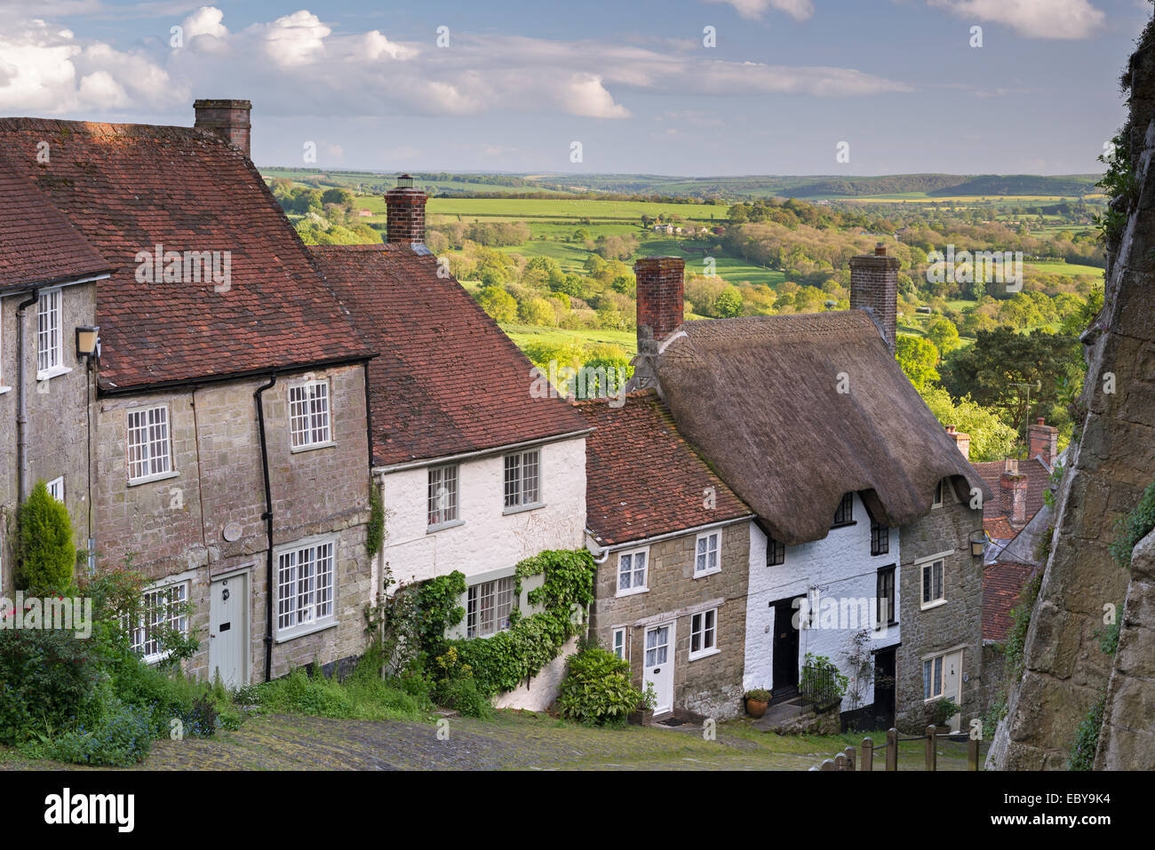 Am malerischen Gold Hill in Shaftesbury, Dorset, England. Frühjahr (Mai) 2014. Stockfoto