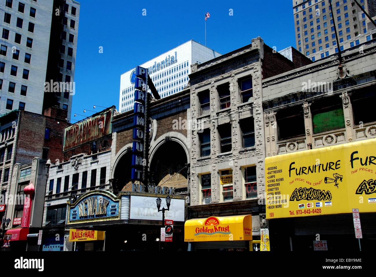 NEWARK, NEW JERSEY: Anfang des 20. Jahrhunderts Gebäude Geschäfte und alte Paramount NEWARK-Kino an der Market Street Stockfoto