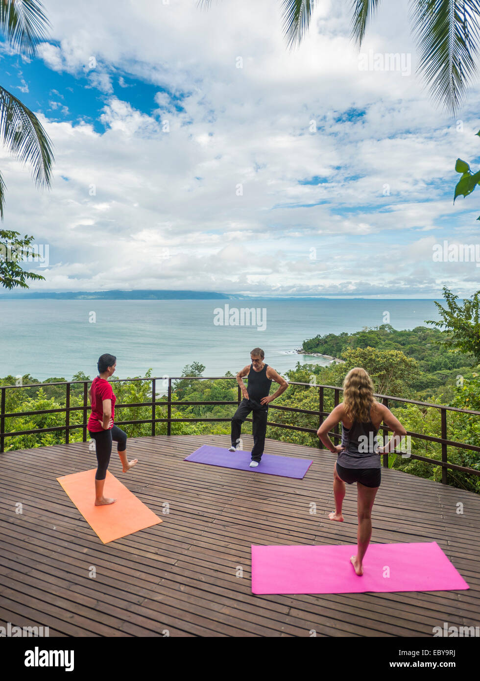 Costa Rica und eine Gruppe macht Yoga am Meer Stockfoto