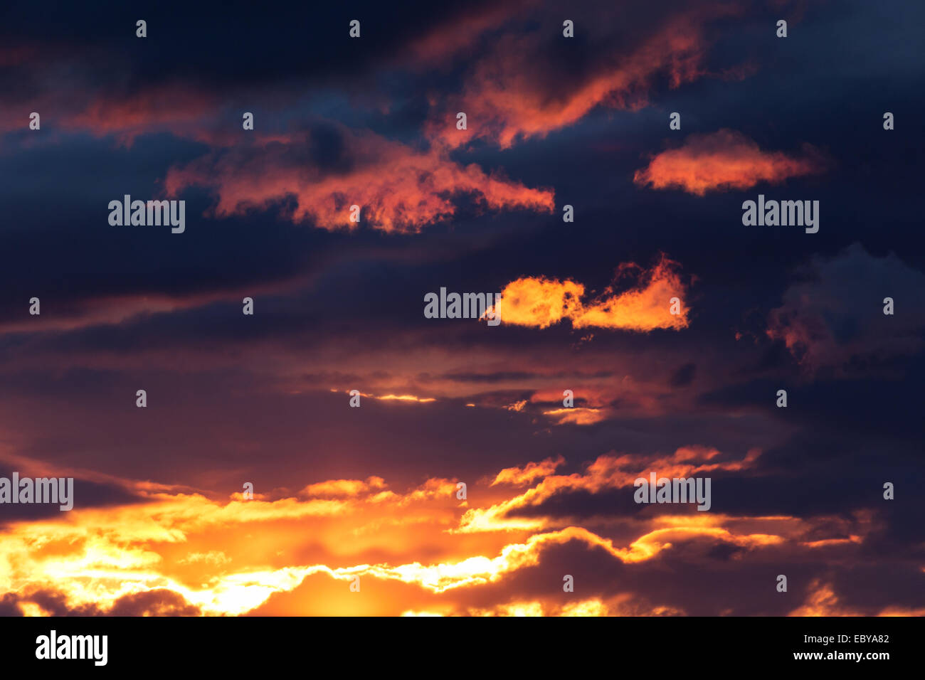 eine lebendige orange und goldenen Sonnenuntergang Stockfoto