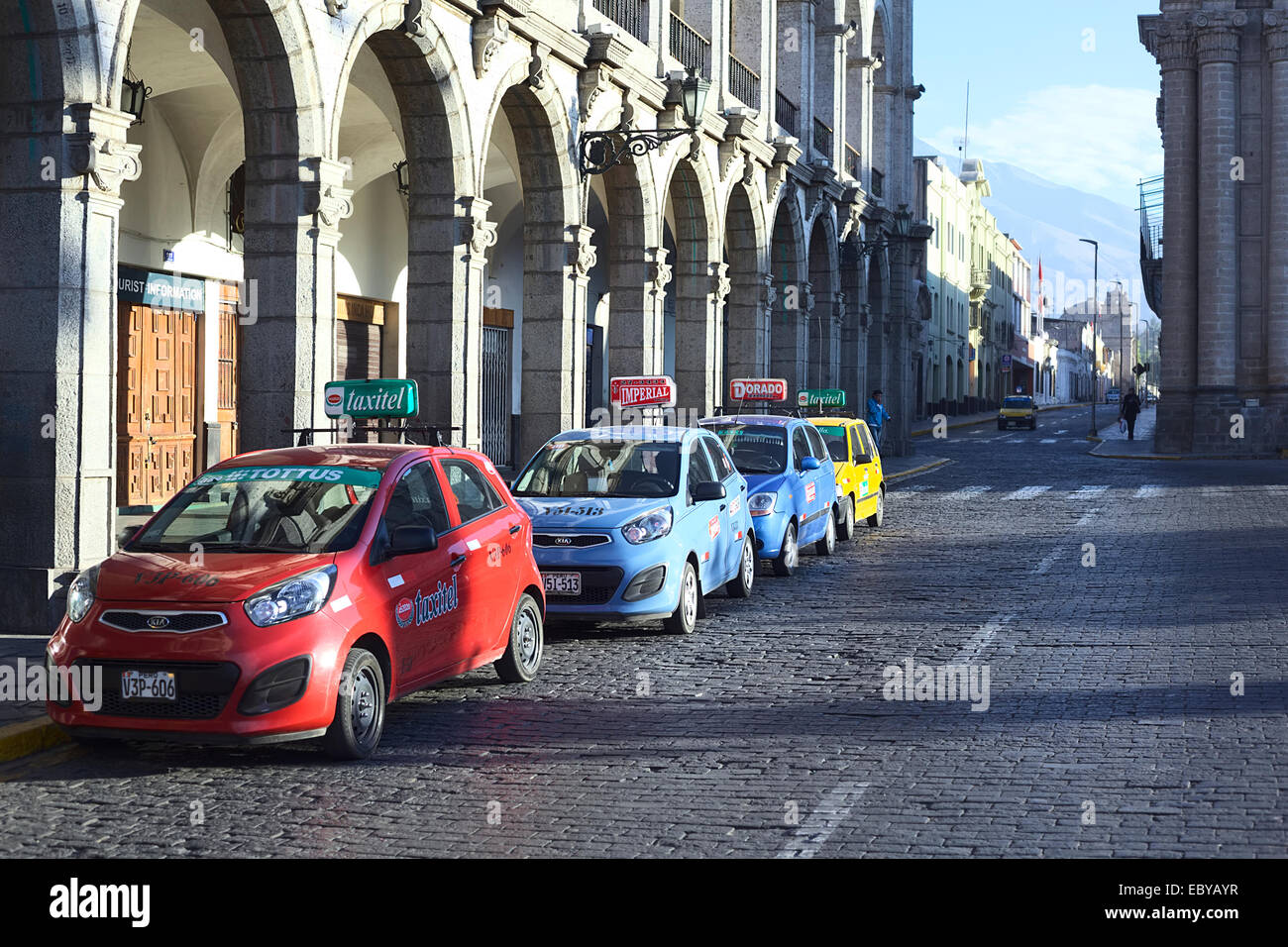 Taxis stehen in Linie entlang der Torbogen des Portal de San Agustin an der Plaza de Armas (Hauptplatz) in Arequipa, Peru Stockfoto