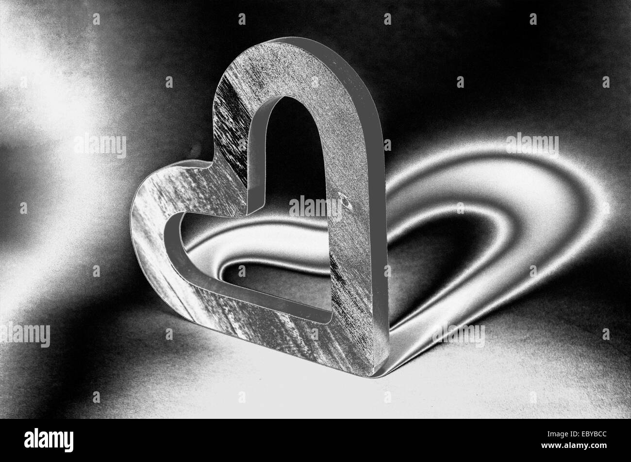 Skurrile Herzen monochrom mit einem dominanten Herzen und seiner Projektion, wodurch der Eindruck zweier Herzen. Stockfoto