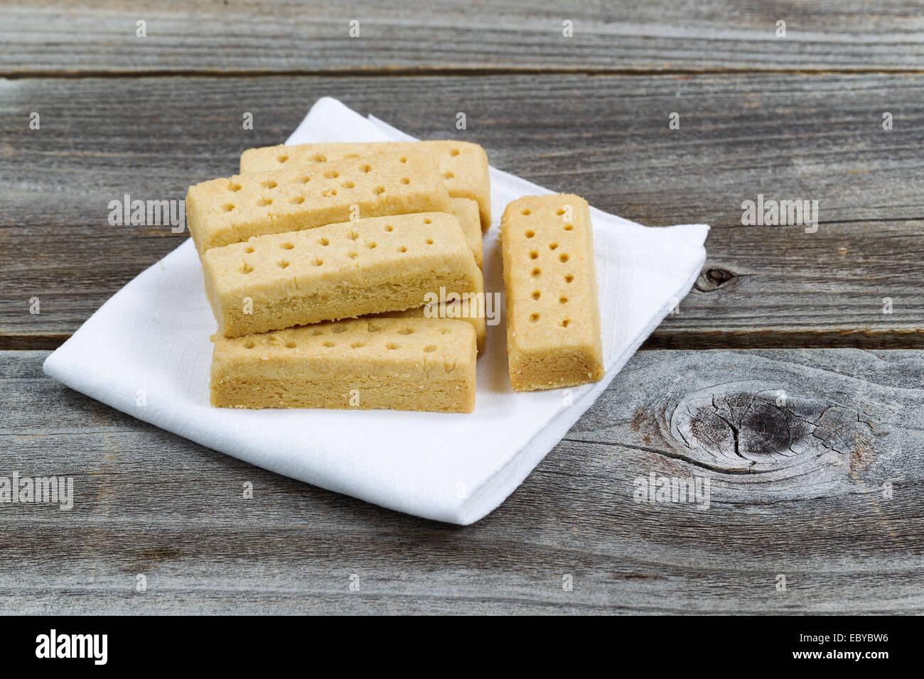 Schließen Sie herauf horizontale Bild von Butter Cookies auf weiße Stoffserviette mit rustikalen Holz darunter Stockfoto
