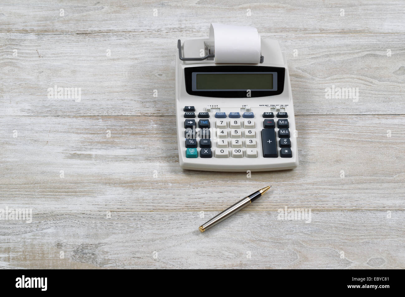 Alten Finanz-Taschenrechner mit Papier und Stift auf hölzernen desktop Stockfoto