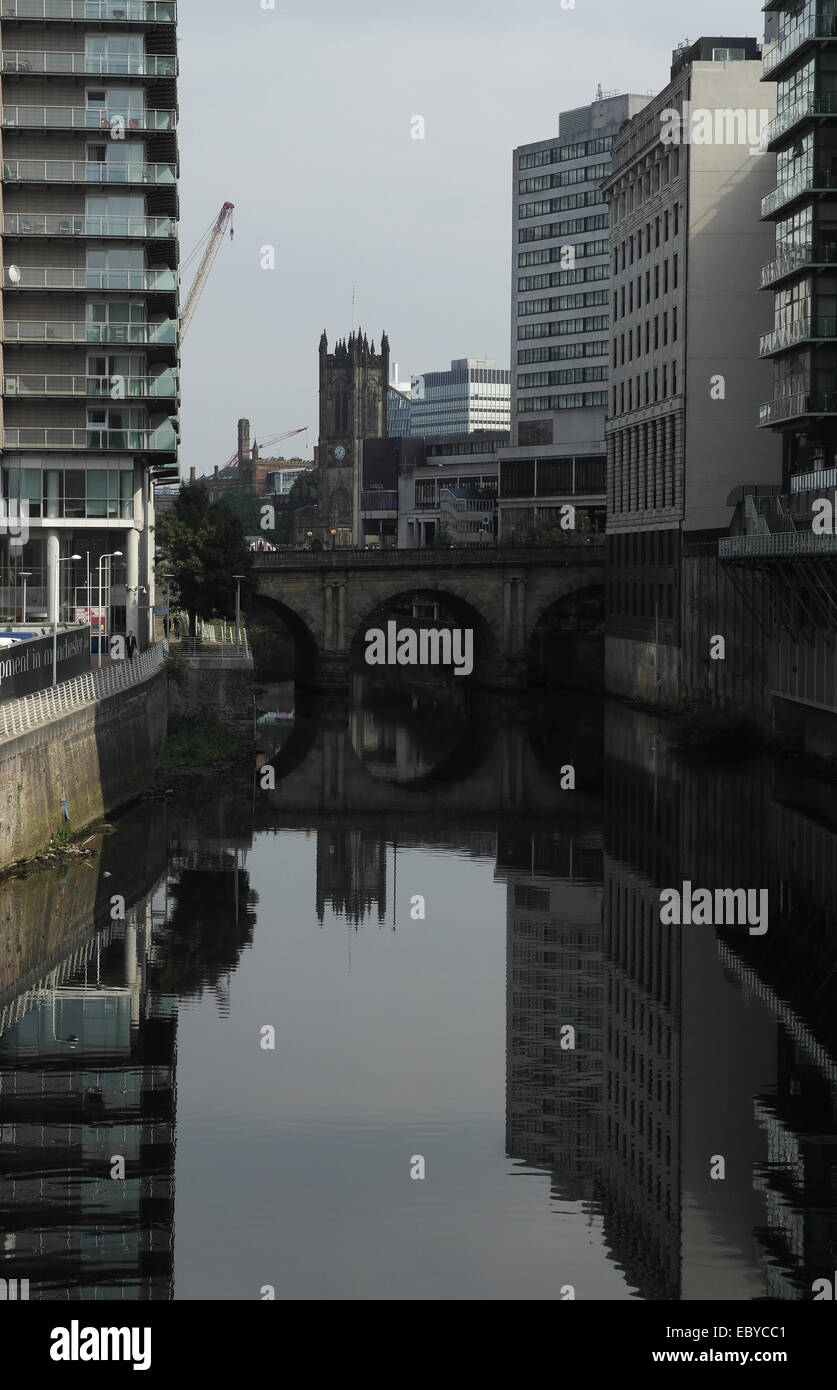 Porträt von Trinity Bridge, Gebäude reflektieren Fluß Irwell Blackfriars Bridge und Kathedrale von Manchester, Manchester, UK Stockfoto