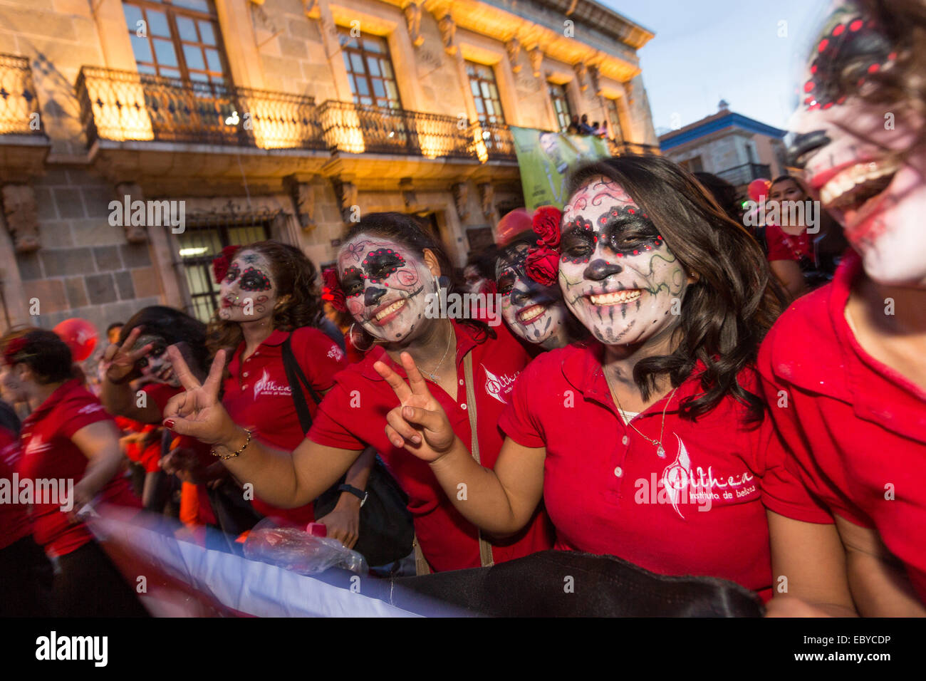 Frauen gekleidet in Kostümen mit Gesicht-Farbe-Parade durch die Straßen im Laufe des Tages von den Dead Festival in Spanisch als D'a de Muertos am 30. Oktober 2014 in Oaxaca, Mexiko bekannt. Stockfoto