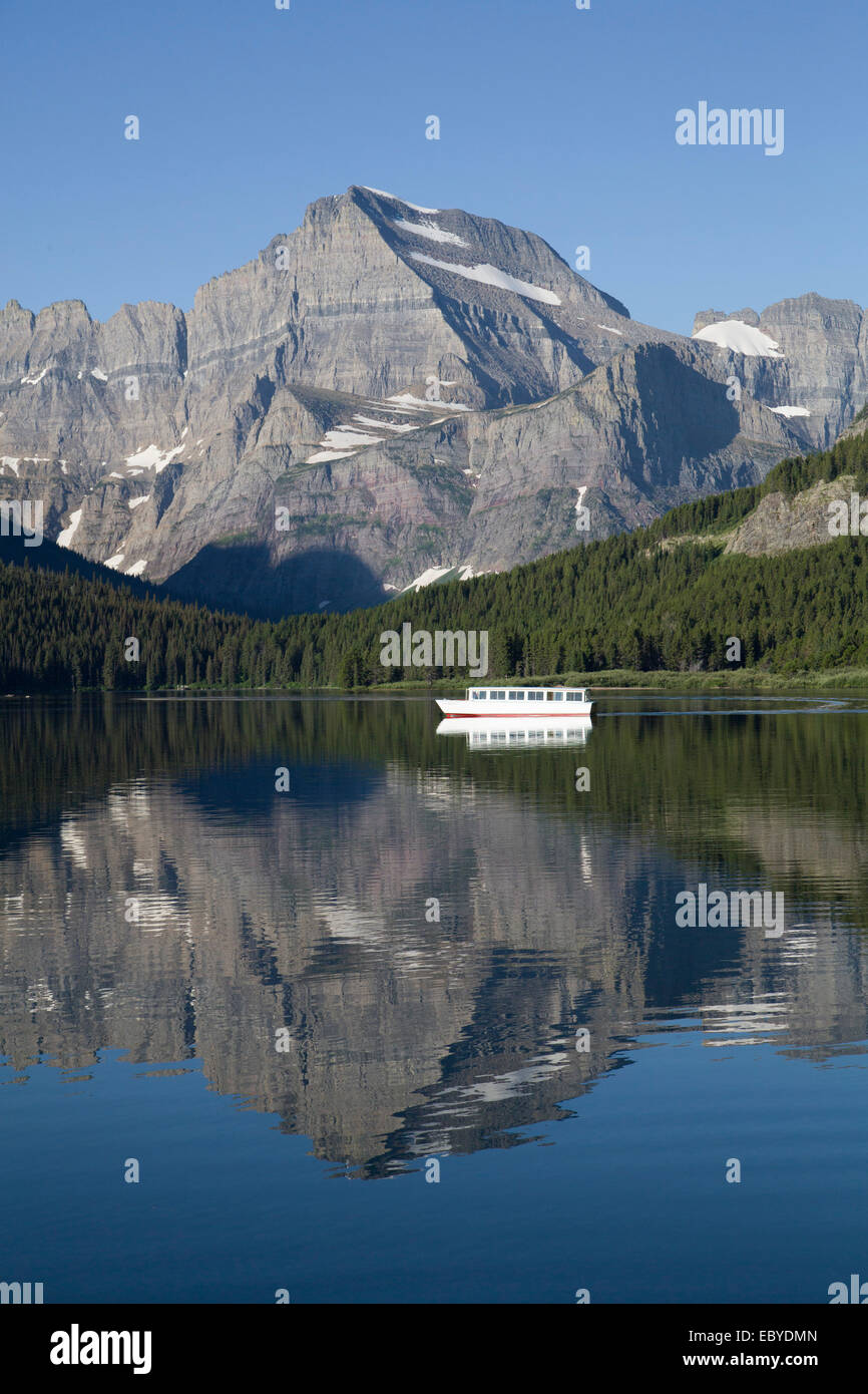 USA, Montana, Glacier National Park, viele Gletschergebiet, Swiftcurrent Lake Tourenboot auf See Stockfoto