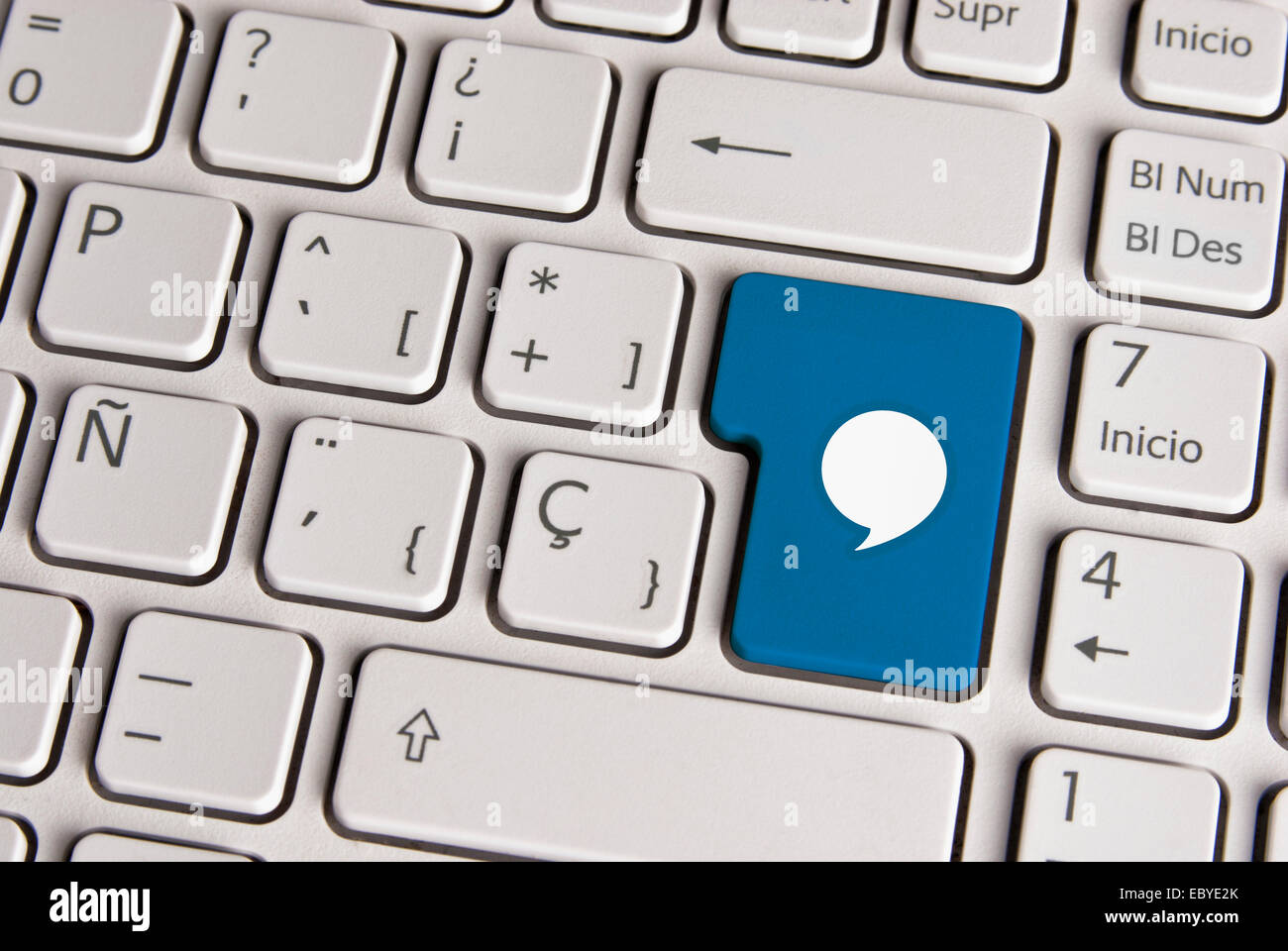 Spanische Tastatur mit social Media message Blase Symbol über Schaltfläche "blauen Hintergrund". Bild mit Beschneidungspfad für einfachen Wechsel der Stockfoto