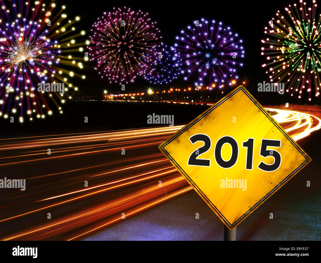 Glückliches neues Jahr 2015 Feuerwerk und Lichter der Stadt Autos Autobahn mit gelben Schild. Grußkarte Design-Hintergrund. Stockfoto