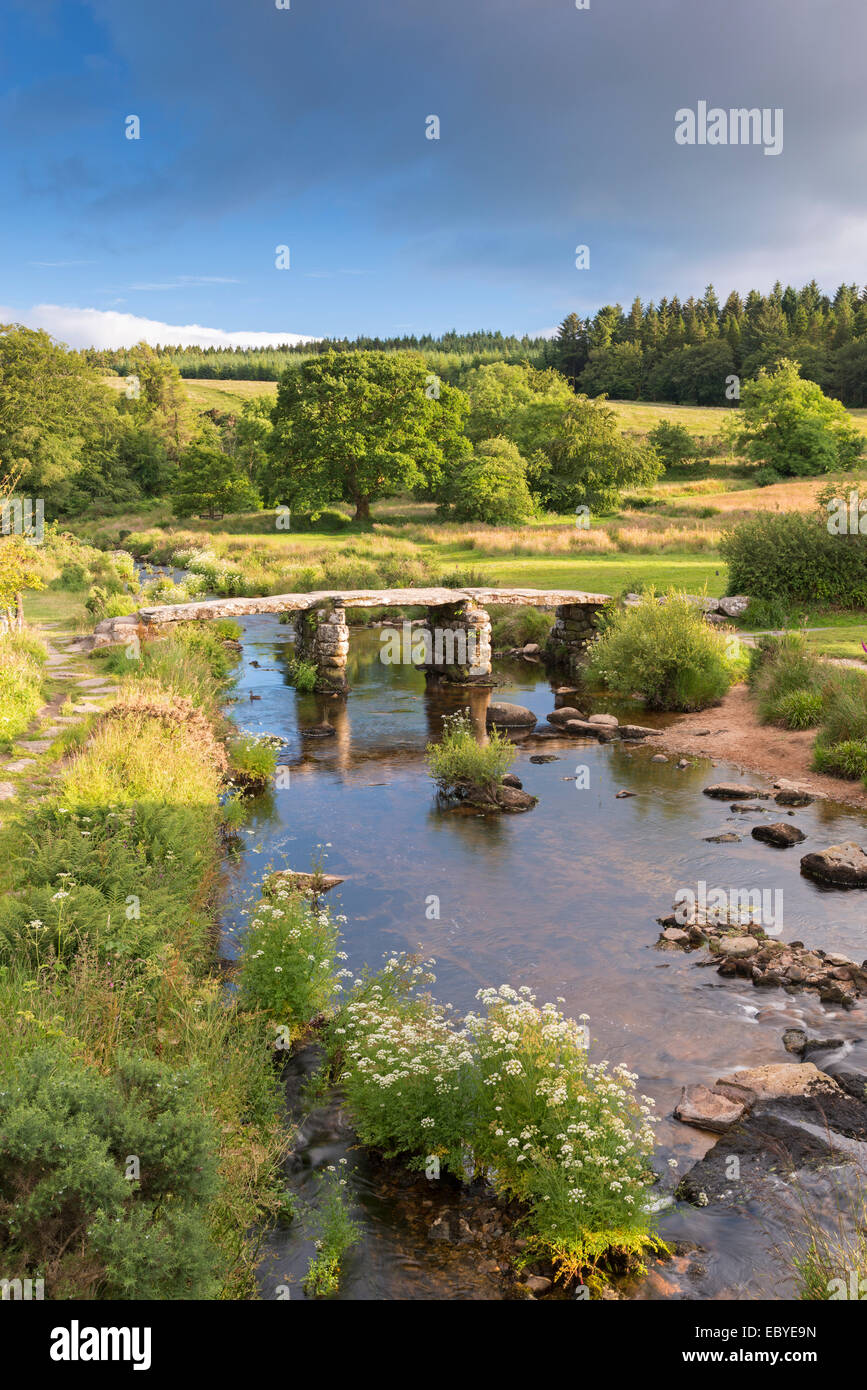 Antike Klöppel Brücke bei Postbridge, Dartmoor Nationalpark, Devon, England. (Juli) im Sommer 2014. Stockfoto