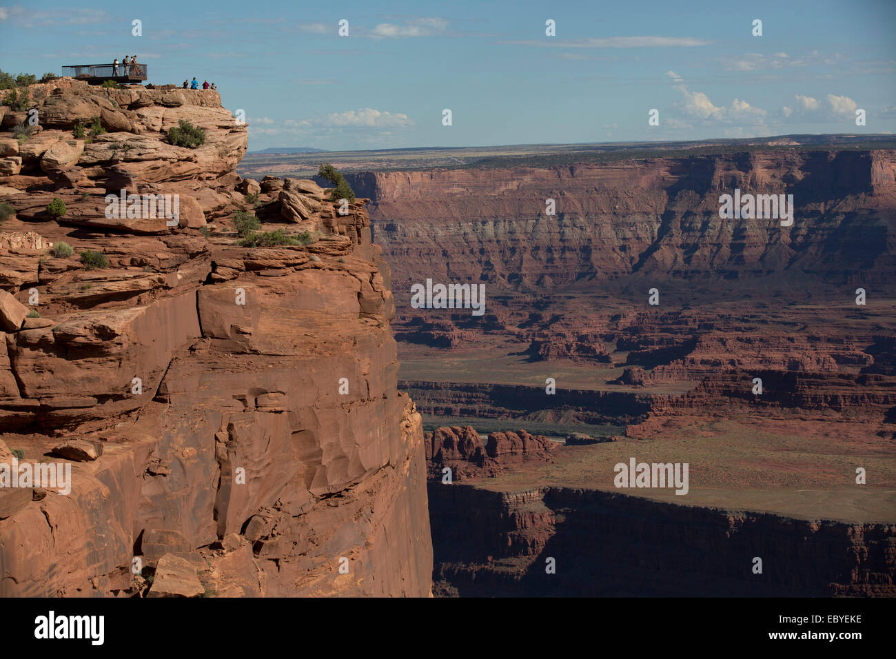 USA, Utah, Dead Horse State Park, Touristen auf die Aussichtsplattform (links) Stockfoto