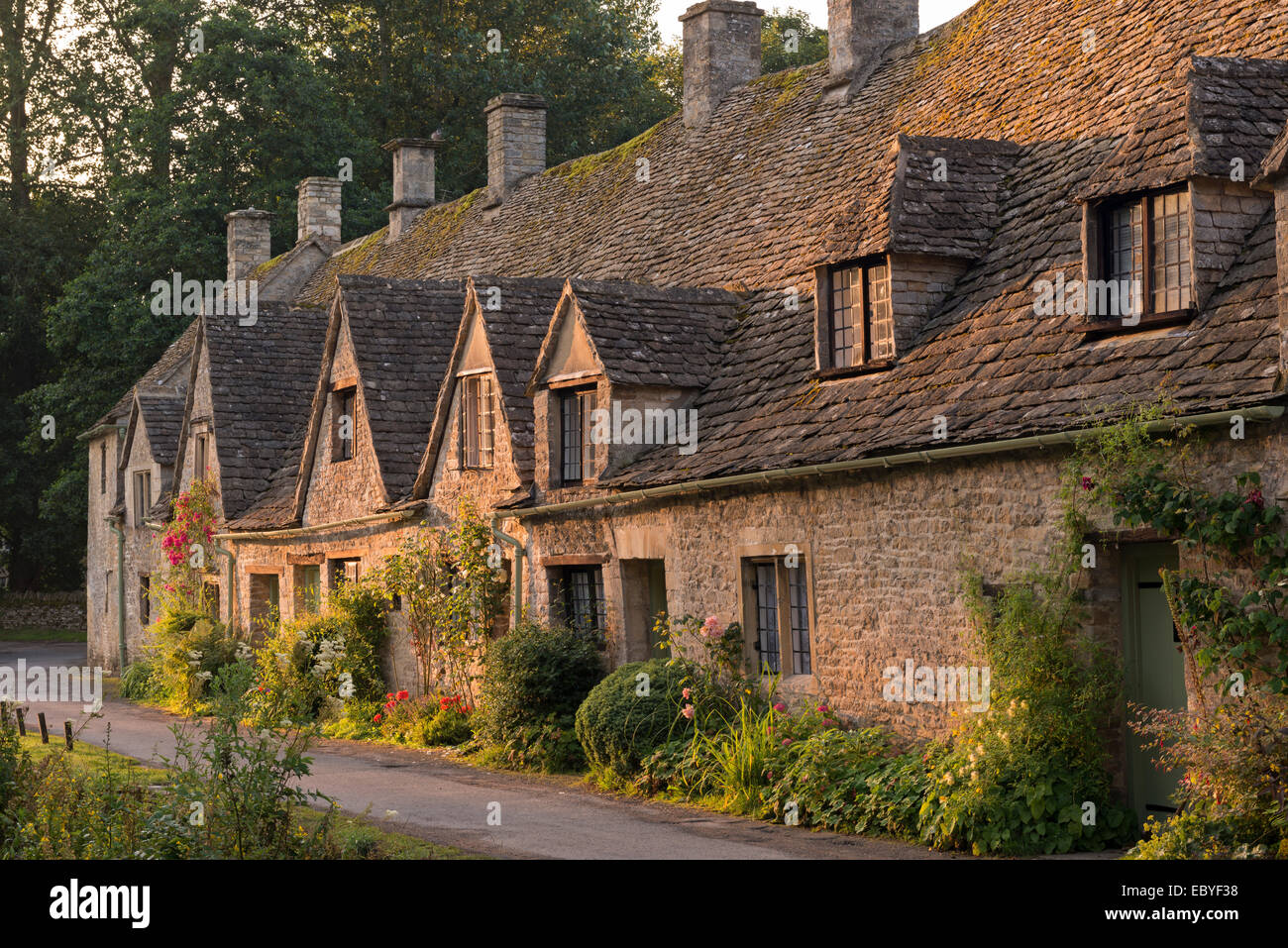 Malerische Cottages im Arlington Row in den Cotswolds Dorf Bibury, Gloucestershire, England. (Juli) im Sommer 2014. Stockfoto