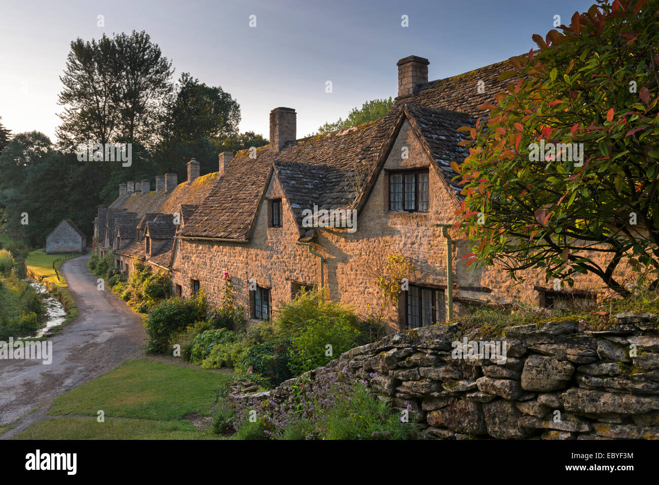 Malerische Cottages im Arlington Row in den Cotswolds Dorf Bibury, Gloucestershire, England. (Juli) im Sommer 2014. Stockfoto