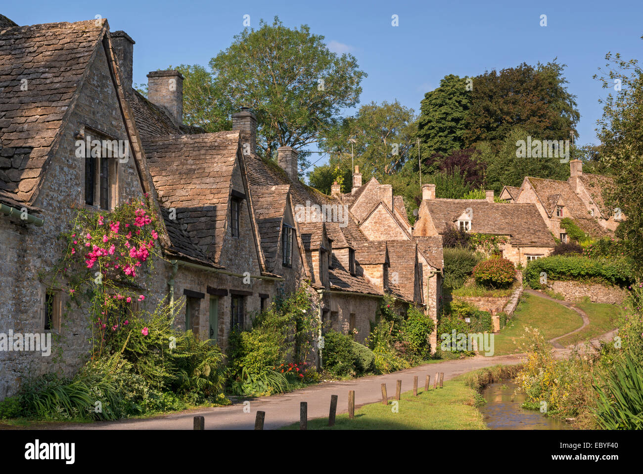 Schöne Ferienhäuser am Arlington Row in den Cotswolds Dorf Bibury, Gloucestershire, England. (Juli) im Sommer 2014. Stockfoto