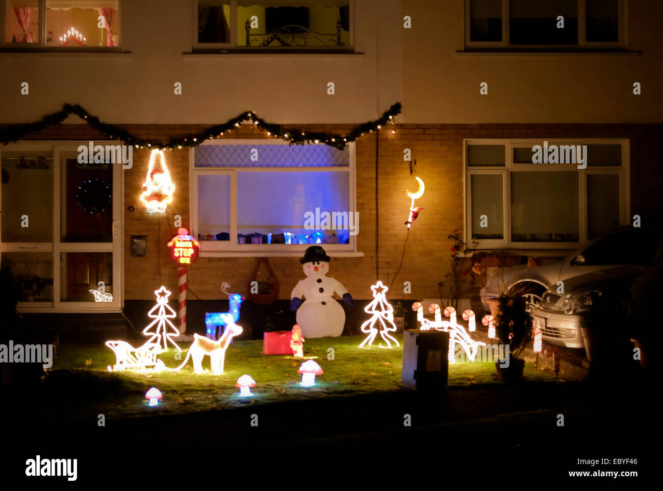 Haus mit sehr aufwendigen Weihnachtsbeleuchtung in Irland Stockfoto