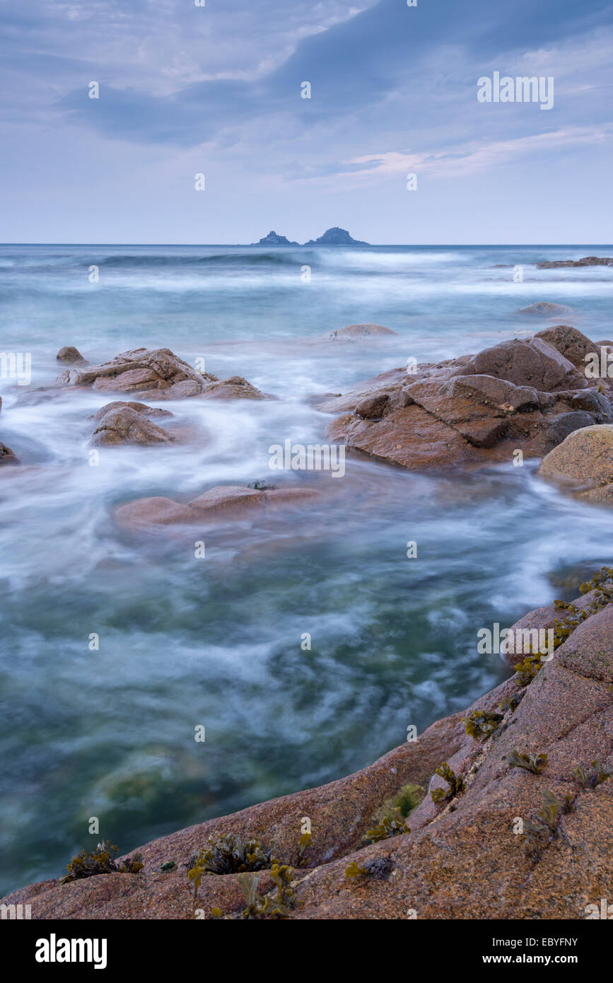 Die Brisons Inseln von Nanven im Kinderbett Tal, Cornwall, England. Herbst (September) 2014. Stockfoto