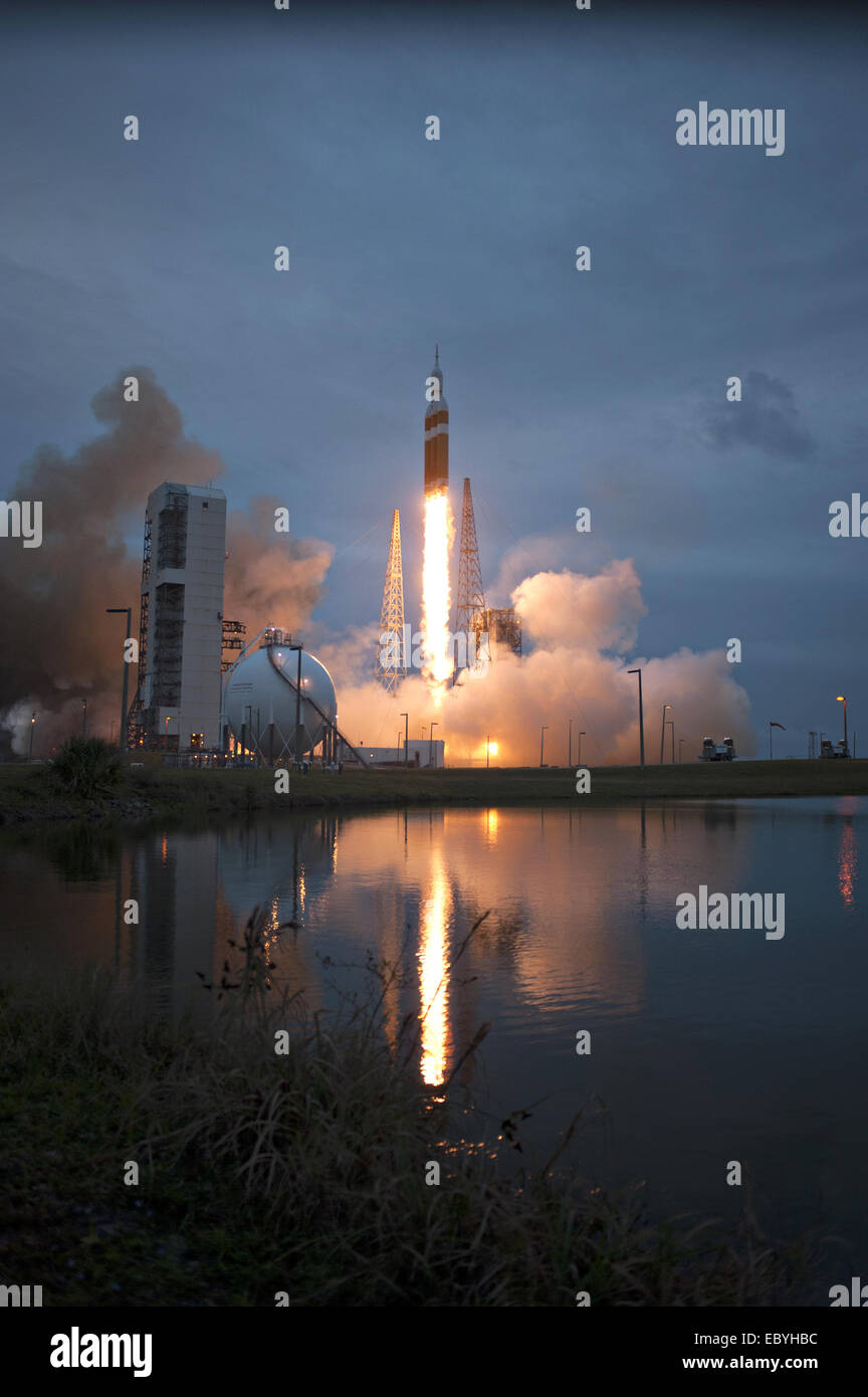 Orion Raumsonde montiert eine United Launch Allianz Delta IV Heavy Rakete am Space Launch Complex 37 5. Dezember 2014 in Cape Canaveral, Florida hebt ab. Das unbemannte Raumschiff Orion wird zweimal, erreichen eine Höhe von ca. 3.600 Meilen über der Erde vor der Landung im Pazifik Erdumlaufbahn. Stockfoto