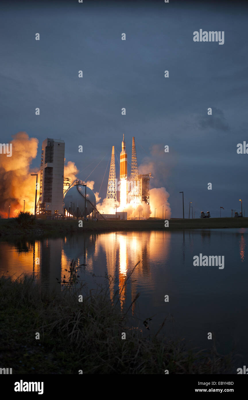 Orion Raumsonde montiert eine United Launch Allianz Delta IV Heavy Rakete am Space Launch Complex 37 5. Dezember 2014 in Cape Canaveral, Florida hebt ab. Das unbemannte Raumschiff Orion wird zweimal, erreichen eine Höhe von ca. 3.600 Meilen über der Erde vor der Landung im Pazifik Erdumlaufbahn. Stockfoto