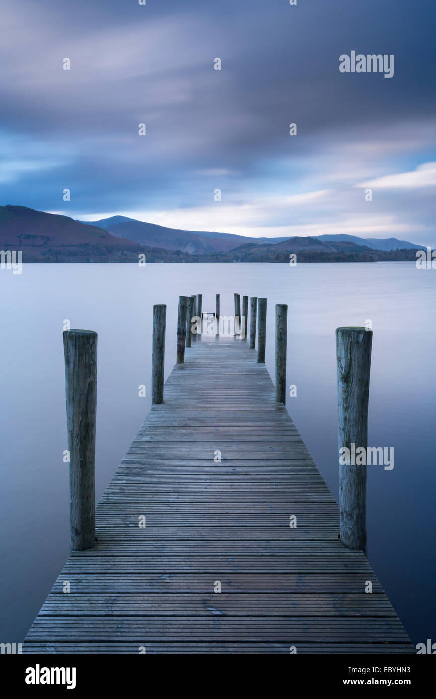 Holzsteg am Derwent Water in der Seenplatte, Cumbria, England. Herbst (November) 2014. Stockfoto