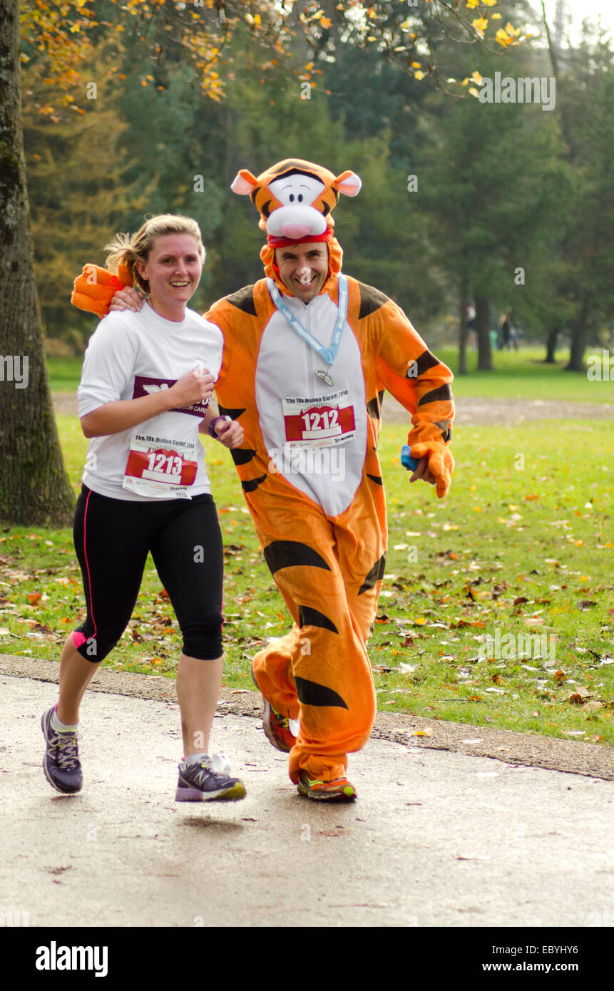 Läufer, die Teilnahme an der Cardiff 10k Morun, Cardiff 2014 Teil des Movember Mens Health Fundraising-Veranstaltungen Stockfoto