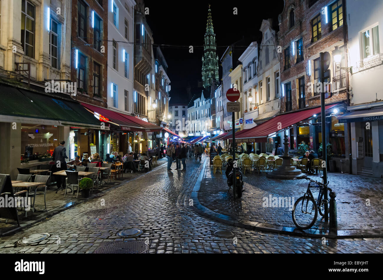Brüssel, Belgien - 25 Oktober: Abend-Ansicht des Restaurants am 25. Oktober 2013, Brüssel, Belgien. Kaasmarkt Straße ist berühmt Stockfoto