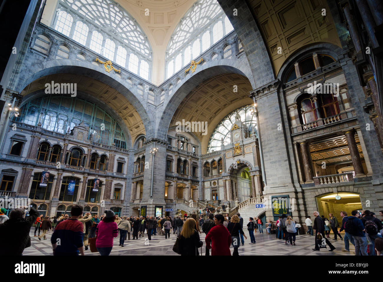 Antwerpen, Belgien - Oktober die Haupthalle der berühmten Antwerpener Bahn Bahnhof, auch bekannt als die Kathedrale unter statio Stockfoto