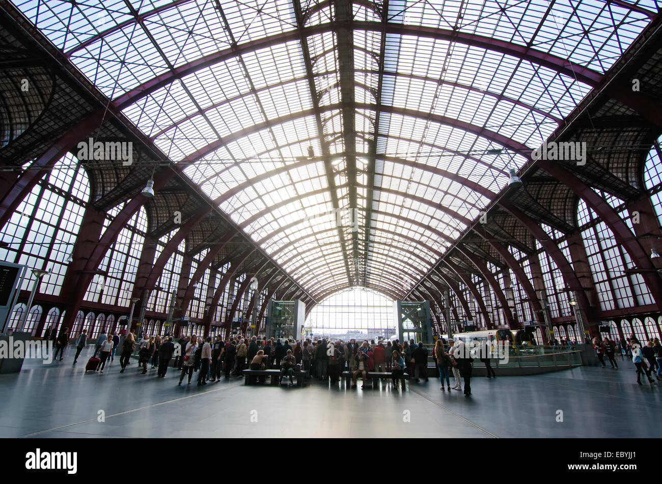 Antwerpen, Belgien - 26. Oktober: Symmetrische Komposition von der Haupthalle des berühmten Antwerpen Zug Bahnhof, auch bekannt Stockfoto
