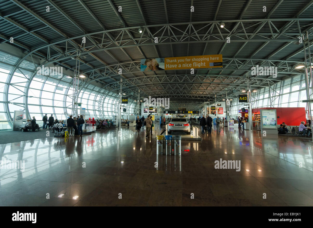 Brüssel - Oktober, 27: Flughafen Brüssel besteht derzeit aus 54 Kontakt Tore, insgesamt 109 Tore. Es ist Heimat von rund 260 Stockfoto