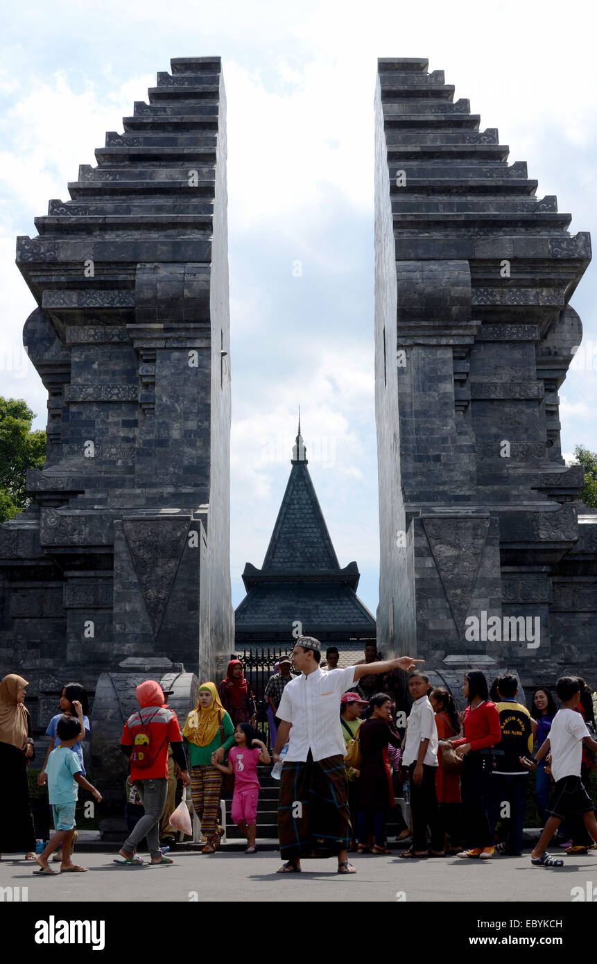 Blitar, Indonesien. 13. August 2013--Einige Besucher am Eingangstor am Grab des ersten indonesischen Präsidenten Sukarno in B Stockfoto