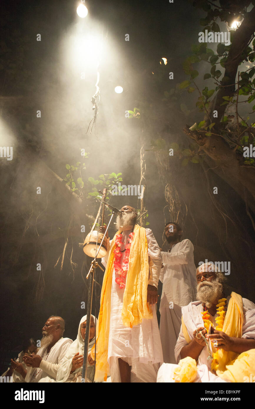 Munshigonj, Bangladesch. 5. Dezember 2014. Lalon Venerator organisierte eine Baul Festival singen Lalon Song in einer ländlichen Gegend im Munshigonj Bezirk in Bangladesch. Lalon auch bekannt als Lalon Sain, Lalon Shah oder Lalon Fakir war Bengali Baul Saint, Mystiker, Songwriter, Sozialreformer und Denker. In Bengali Kultur ist er ein Symbol der religiösen Toleranz geworden, deren Songs inspiriert und beeinflusst viele Dichter und sozialen und religiösen Denker. Seinen Jüngern Leben meist in Bangladesh und Westbengal. Er gründete das Institut bekannt als Lalon Akhdah in Cheuriya. Bildnachweis: Zakir Hossain Chowdhury Zakir/Alamy Live Stockfoto