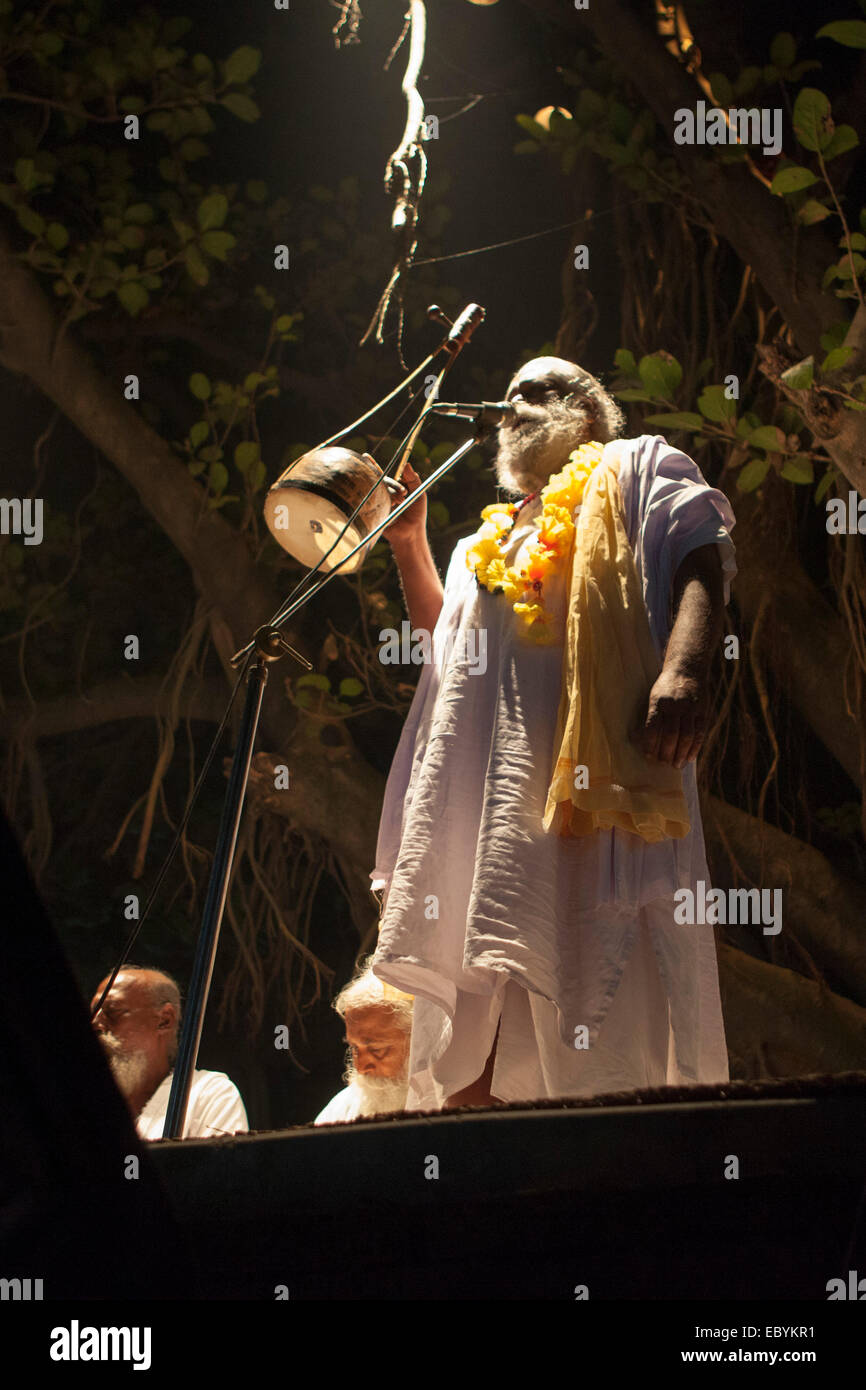 Munshigonj, Bangladesch. 5. Dezember 2014. Lalon Venerator organisierte eine Baul Festival singen Lalon Song in einer ländlichen Gegend im Munshigonj Bezirk in Bangladesch. Lalon auch bekannt als Lalon Sain, Lalon Shah oder Lalon Fakir war Bengali Baul Saint, Mystiker, Songwriter, Sozialreformer und Denker. In Bengali Kultur ist er ein Symbol der religiösen Toleranz geworden, deren Songs inspiriert und beeinflusst viele Dichter und sozialen und religiösen Denker. Seinen Jüngern Leben meist in Bangladesh und Westbengal. Er gründete das Institut bekannt als Lalon Akhdah in Cheuriya. Bildnachweis: Zakir Hossain Chowdhury Zakir/Alamy Live Stockfoto