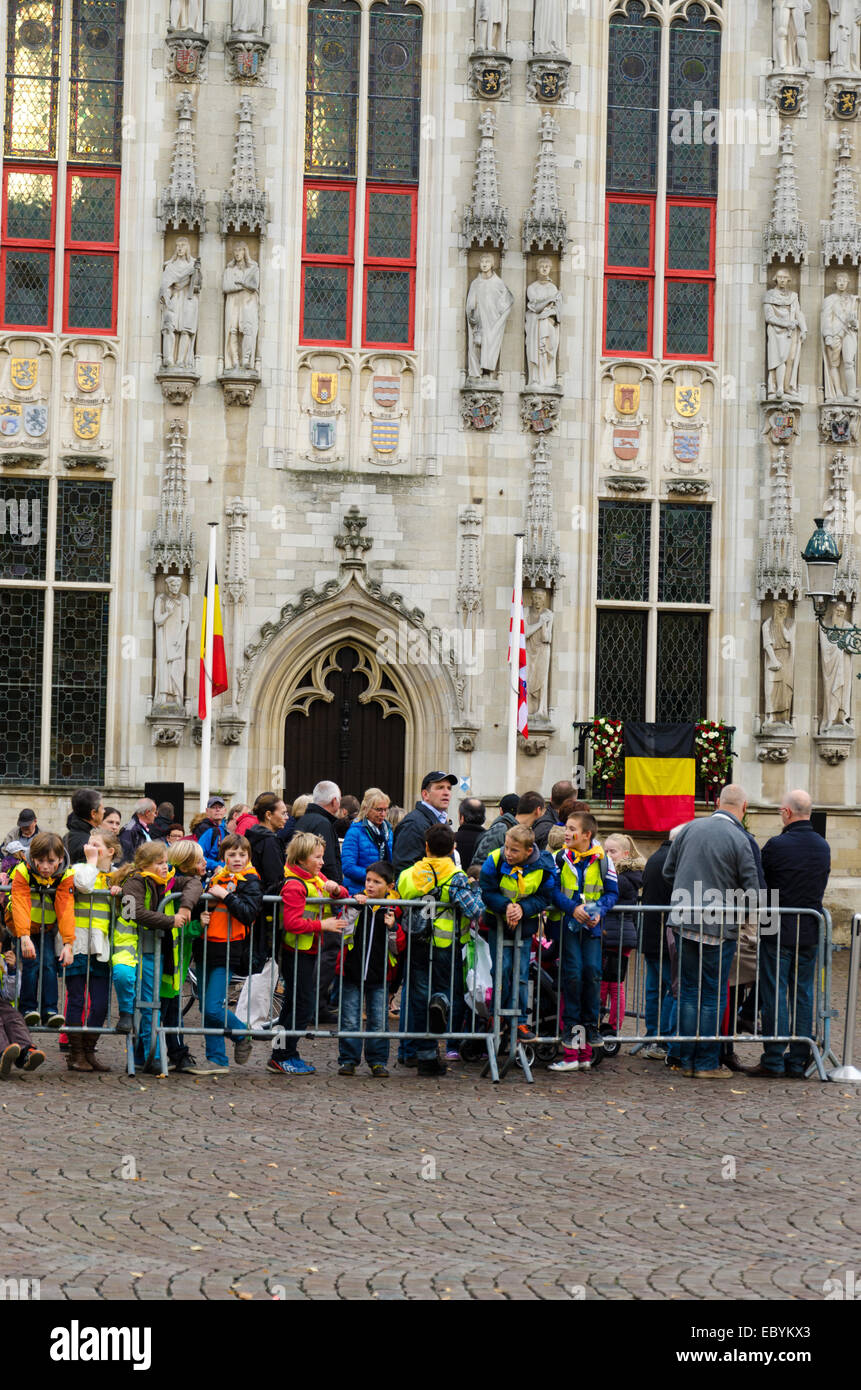 Brügge, Belgien - 25 Oktober: Leute warten auf den Straßen der König Philippe von Belgien, auf October25, 2013 in Brügge begrüßen zu dürfen Stockfoto