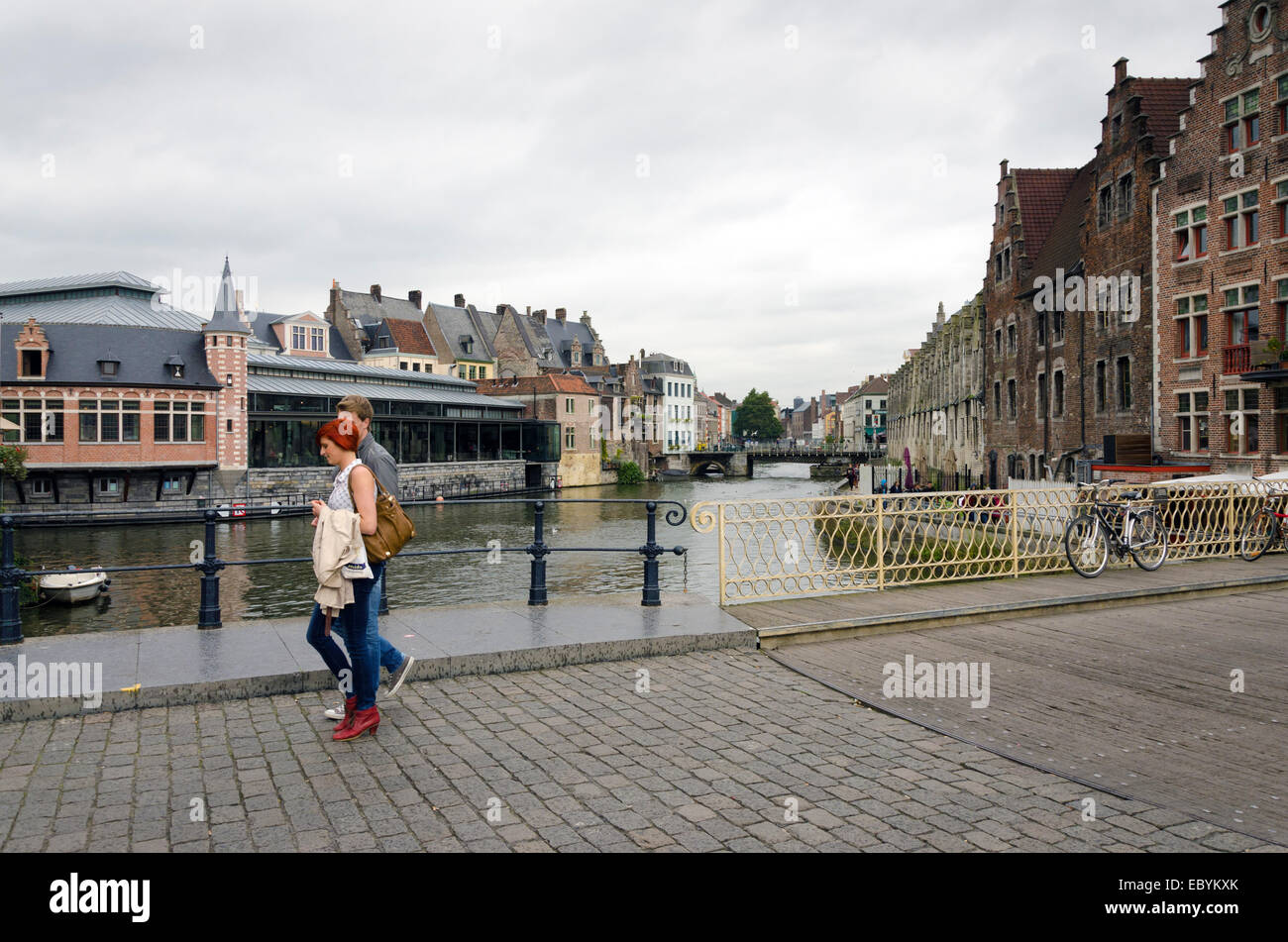 Gent, Belgien - 25 Oktober: Eine nicht identifizierte junge Paar in der Altstadt von Gent, Belgien am 25. Oktober 2013. Gent ist eine cit Stockfoto