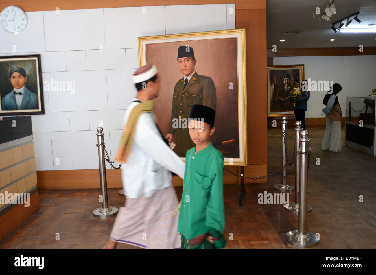 Blitar, Indonesien. 13. August 2013--Eine Anzahl von Besuchern in der Nähe ein Porträt von Sukarno in der Grabanlage des Indonesien das erste Stockfoto