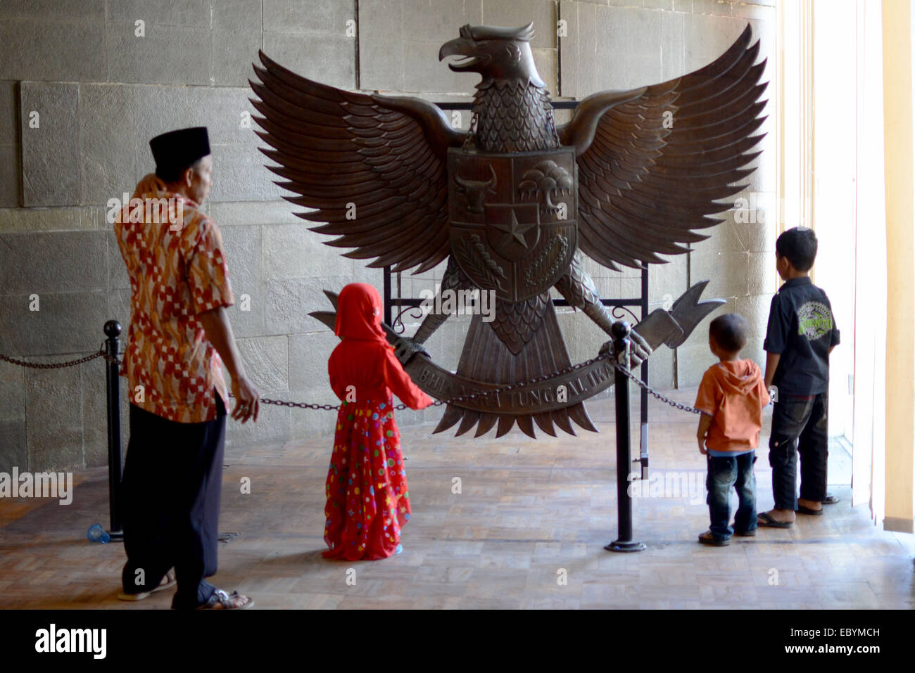 Blitar, Indonesien. 13. August 2013--Eine Anzahl von Besuchern in der Nähe der Statue des Garuda in der Grabanlage des ersten Pr Indonesiens Stockfoto