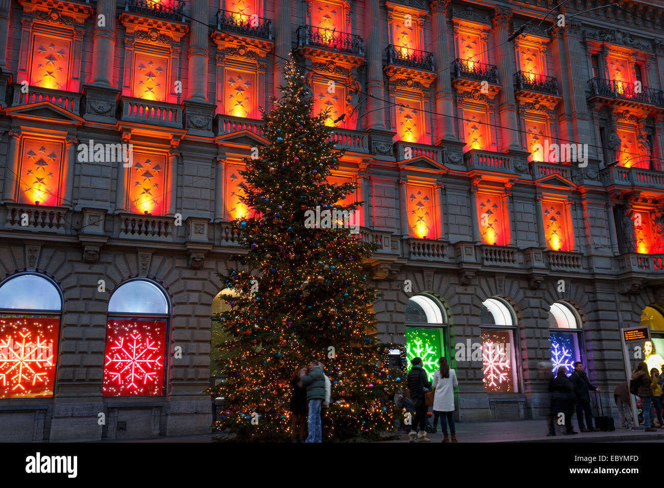 Weihnachts-Dekoration des Credit Suisse-Gebäudes am Paradeplatz, Zürich,  Schweiz Stockfotografie - Alamy