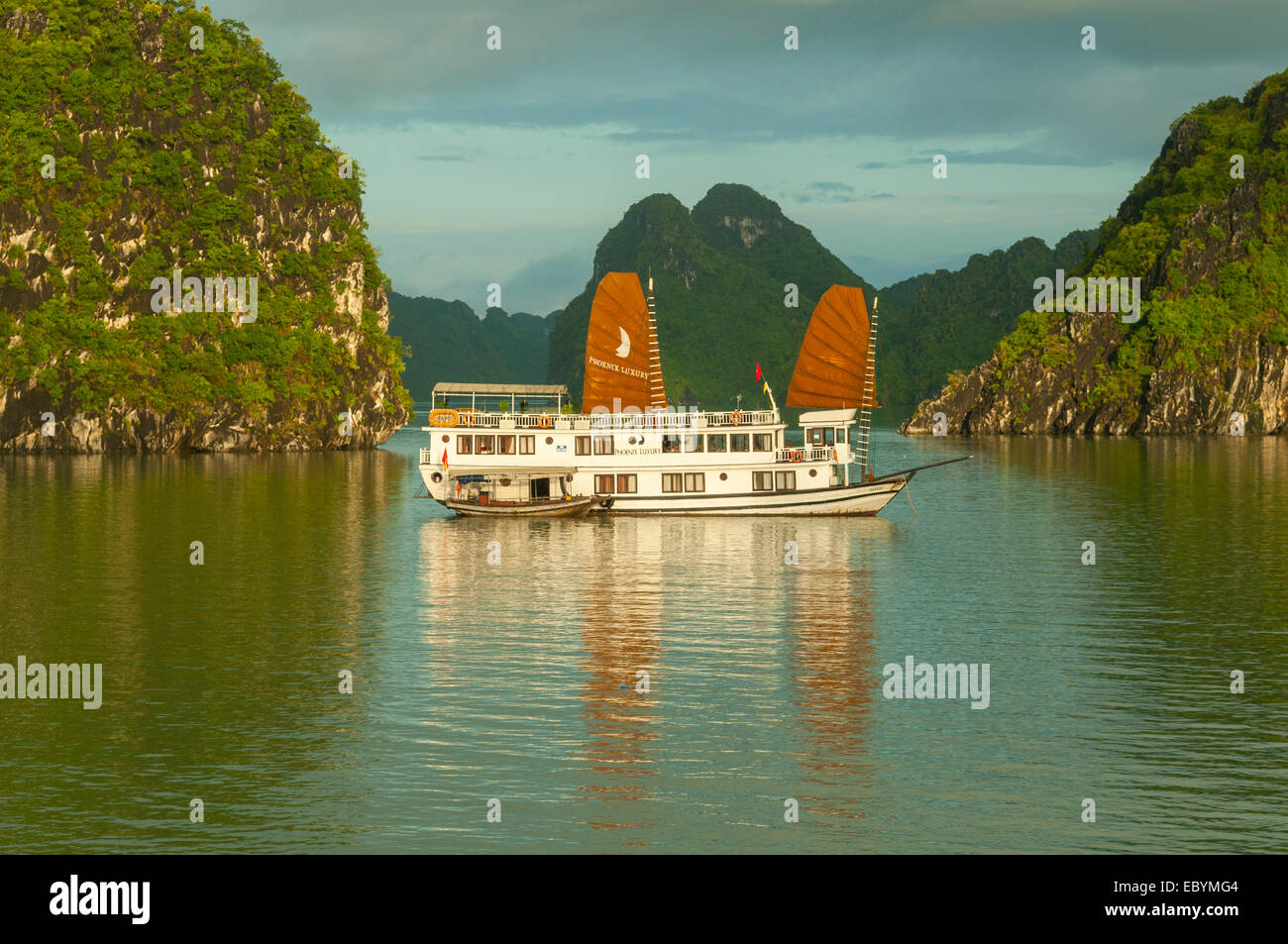 Schwimmendes Hotel, Halong Bucht, Vietnam Stockfoto