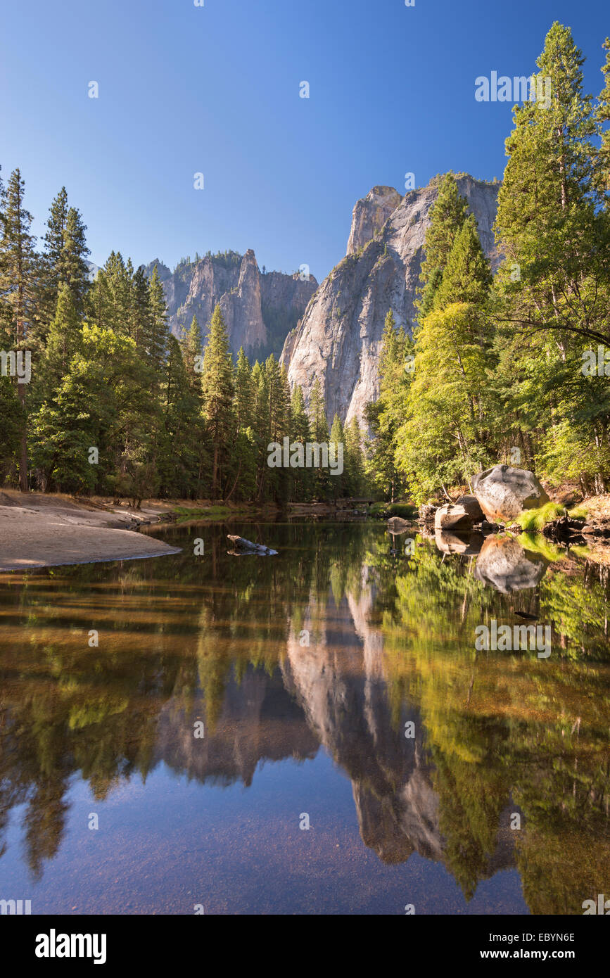 Cathedral Rocks spiegelt sich in den Merced River, Yosemite Valley, Kalifornien, England. Herbst (Oktober) 2014. Stockfoto