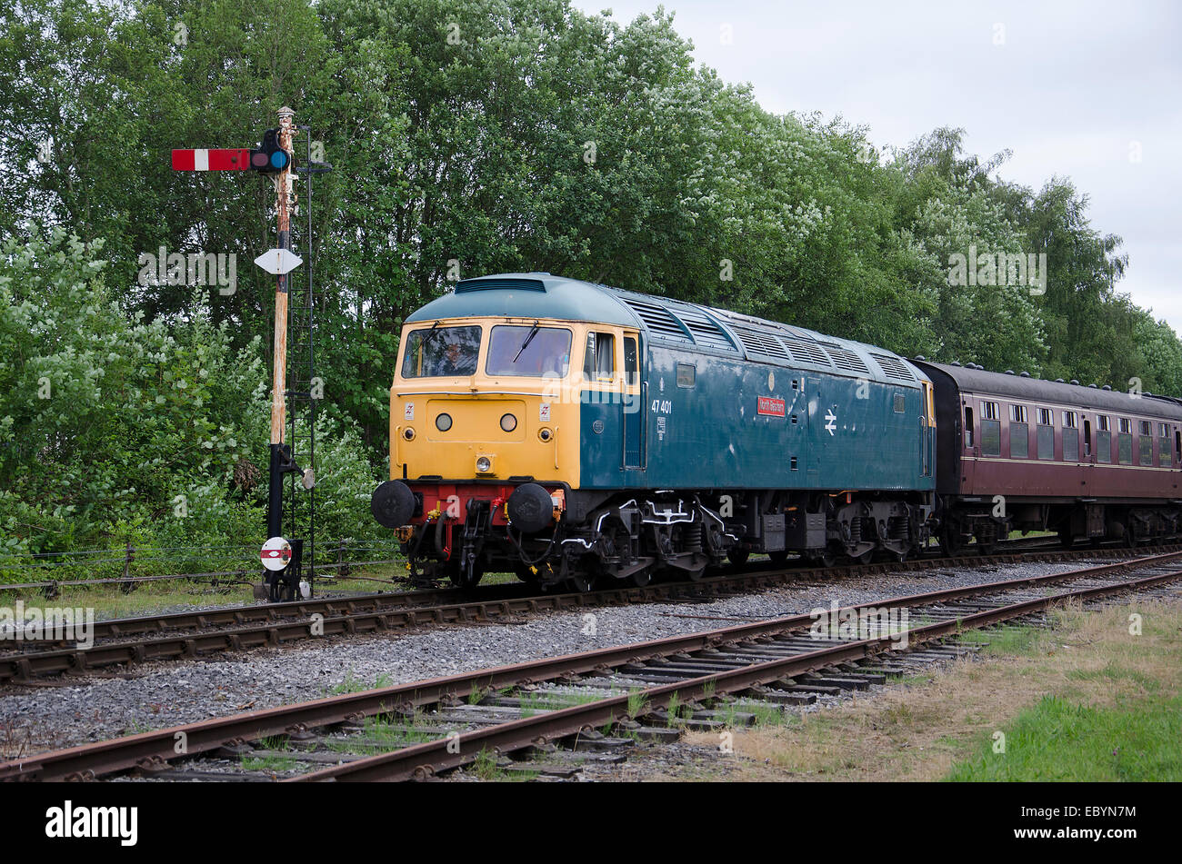 Erbe-Dieselmotor nähert Ramsbottom auf die East Lancashire Railway mit einem Passagierservice. Stockfoto