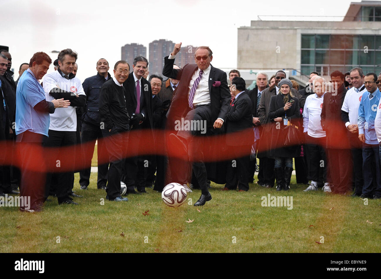 New York, UN-Hauptquartier in New York. 5. Dezember 2014. UN Deputy Secretary-General Jan Eliasson (C) beteiligt sich an einer informellen Fußball Elfmeterschießen während einer Veranstaltung zum Gedenken an den hundertsten Jahrestag des ersten Weltkriegs "Weihnachten Waffenstillstand" im UN-Hauptquartier in New York, am 5. Dezember 2014. Bildnachweis: Niu Xiaolei/Xinhua/Alamy Live-Nachrichten Stockfoto