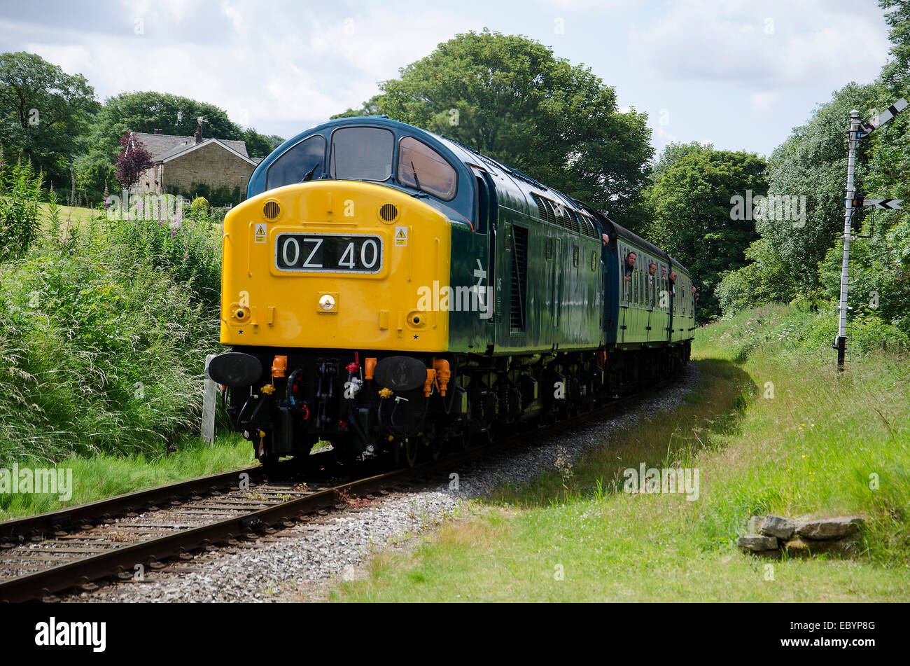 Klasse 40 Dieselmotor nähert sich Townsend Falte, Rawtenstall, Lancashire am East Lancs Railway Stockfoto