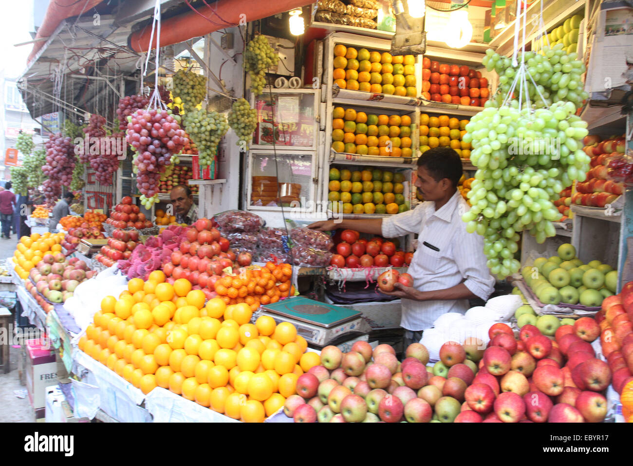 Dhaka, 05. Dezember 2014. Obst Anbieter an Chwak Bazar in der Altstadt von Dhaka, der Hauptstadt von Bangladesch. Stockfoto