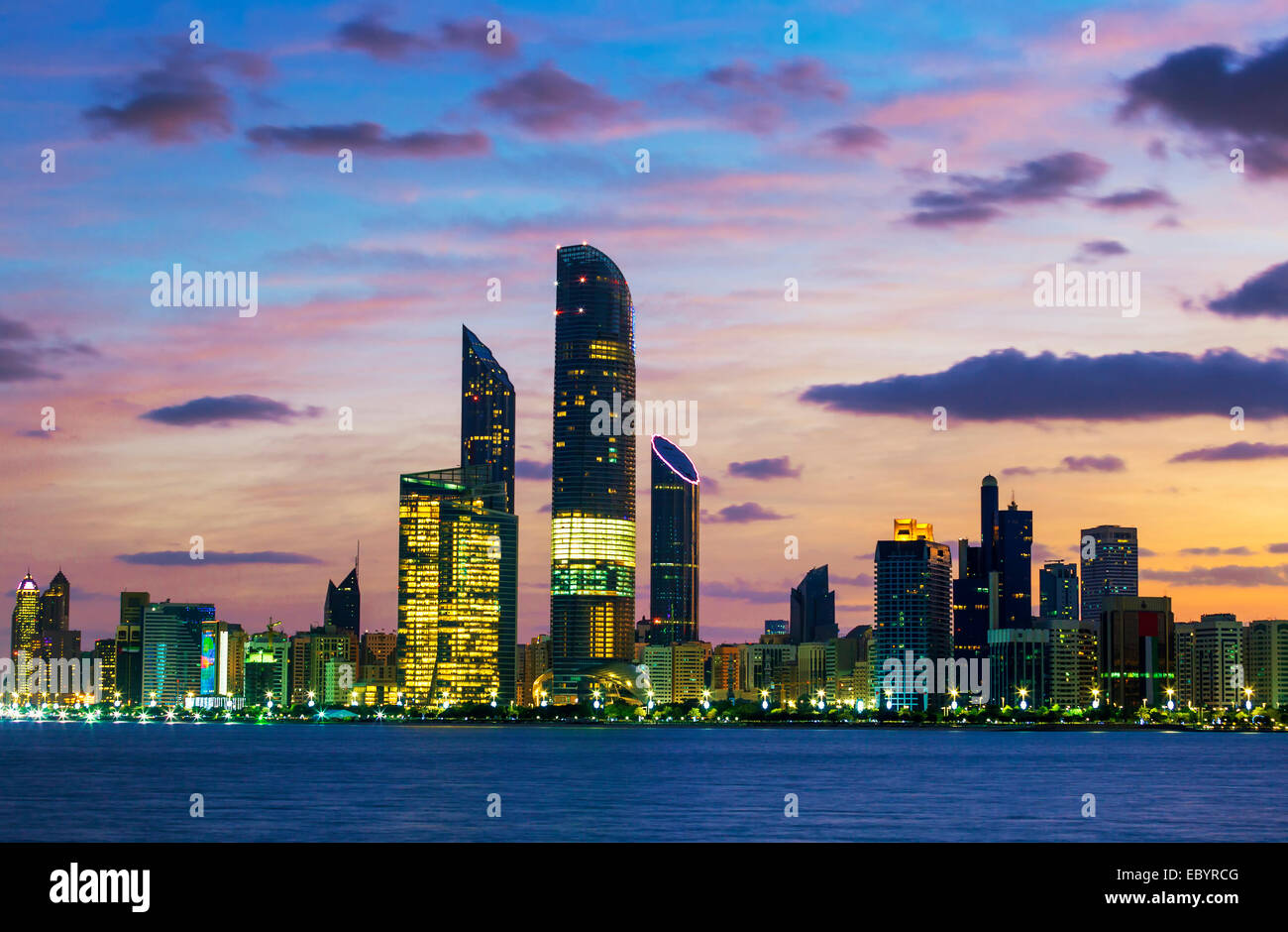 Abu Dhabi Skyline bei Sonnenuntergang, Vereinigte Arabische Emirate Stockfoto