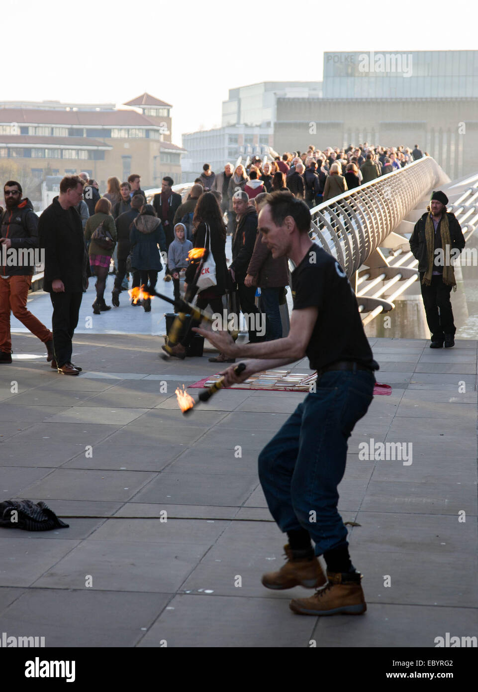 Straße Busker Entertainer spielen mit Feuer London Stockfoto