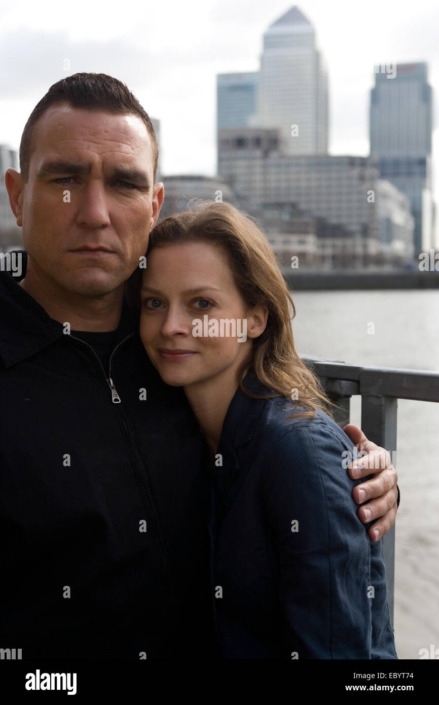 Vinnie Jones mit Julie Cox während der Dreharbeiten zu "The Riddle", an der Themse, London Stockfoto