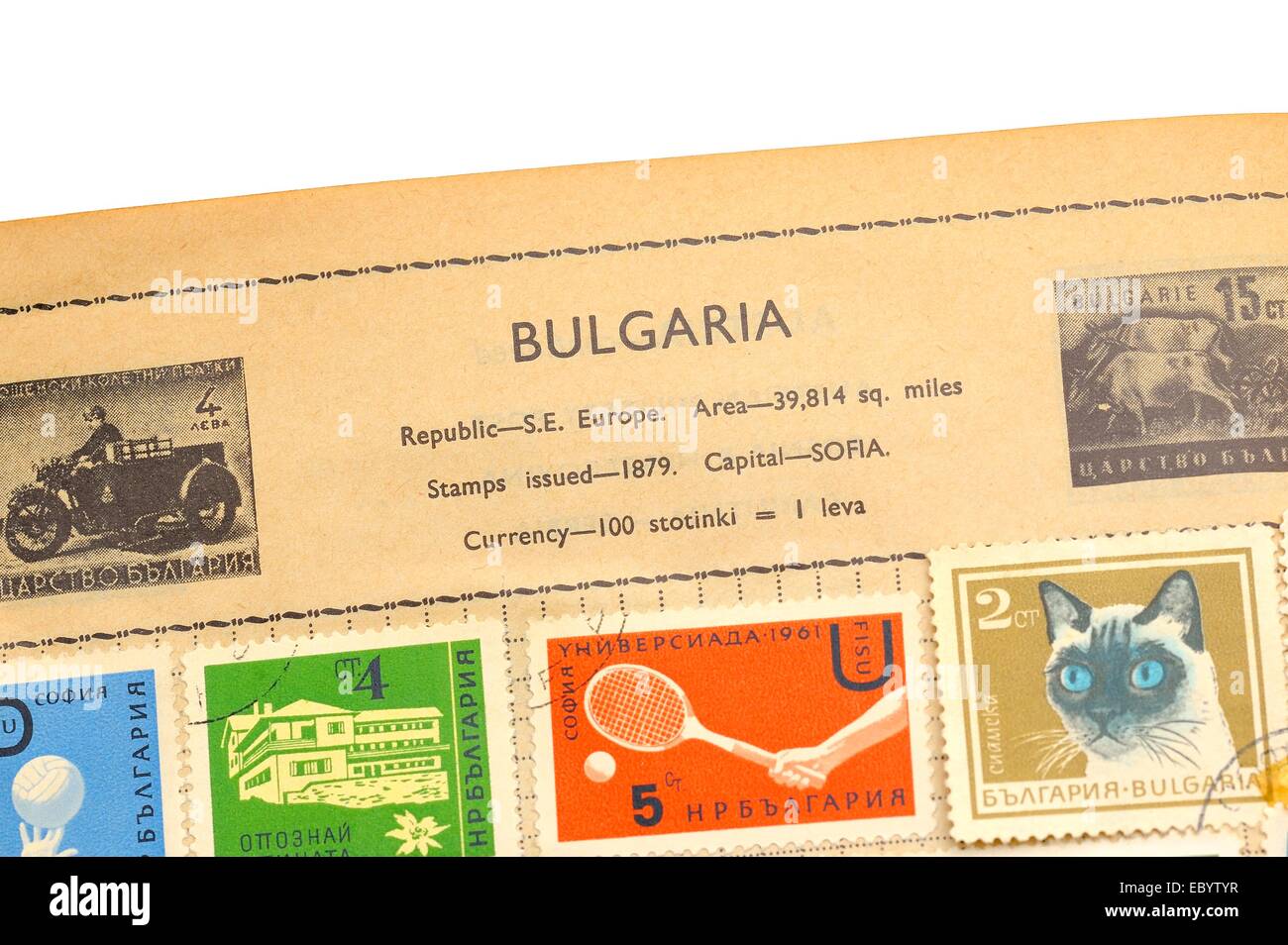 Eine alte vollständig illustrierte Briefmarken-Album mit Briefmarken von Bulgarien Stockfoto