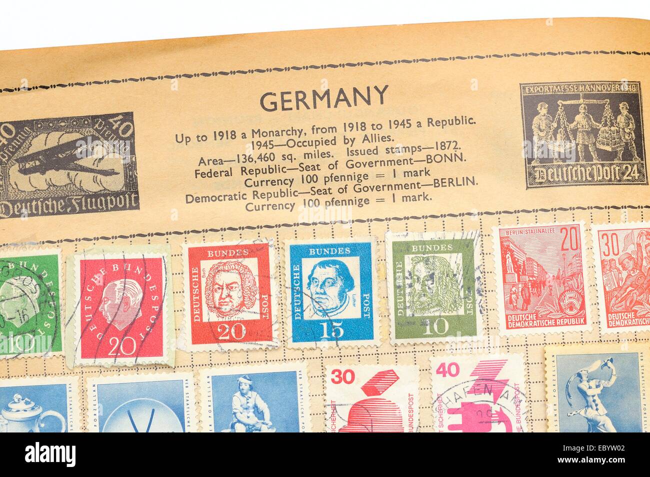 Eine alte vollständig illustrierte Briefmarken-Album mit Briefmarken aus Deutschland Stockfoto